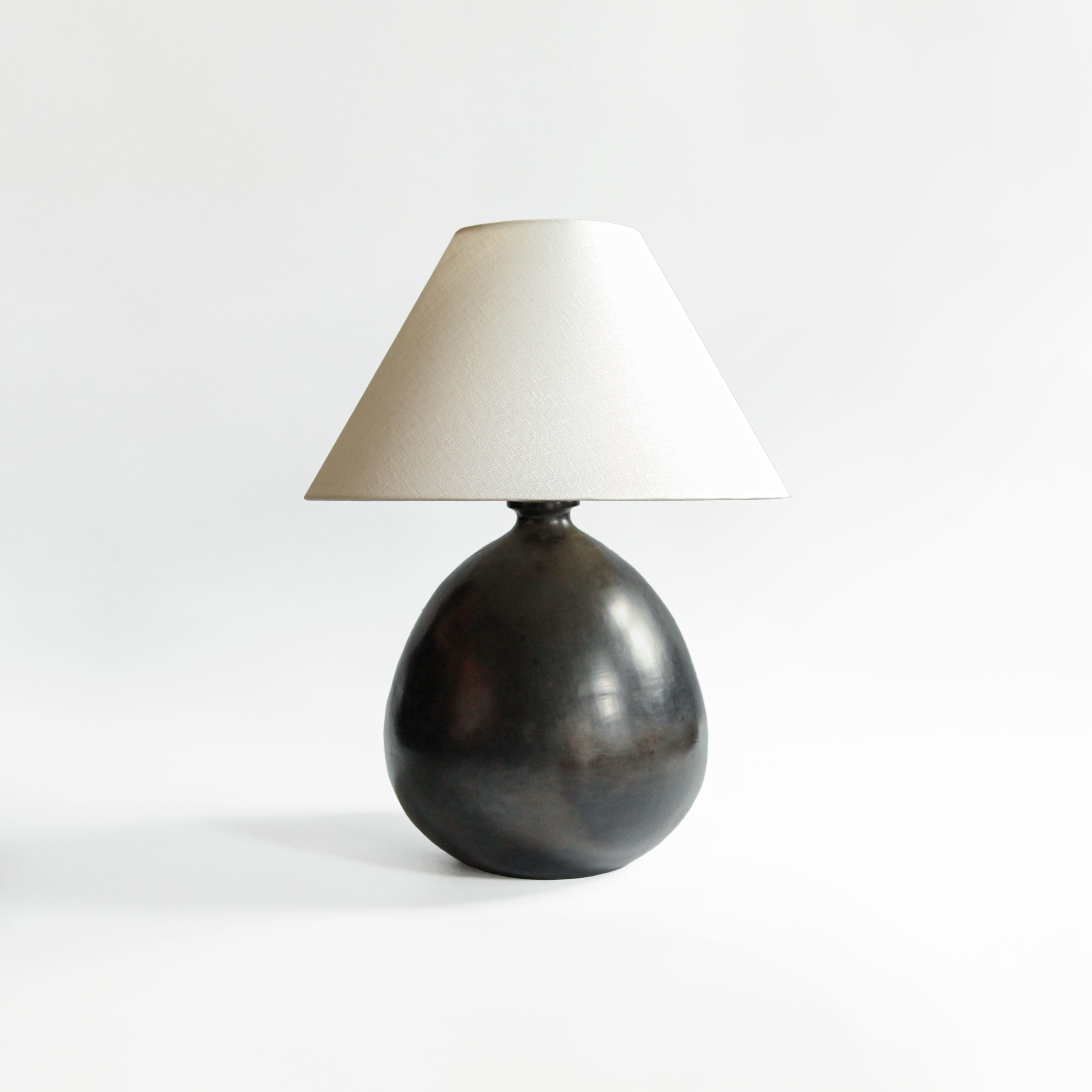 <a href="https://www.lavivahome.com/shop/lighting/barro-burnido-table-lamps/">Barro Bruñido Collection</a><br /><span style="font-size:9pt;" > Barro Negro Lamp</span> - Image 5