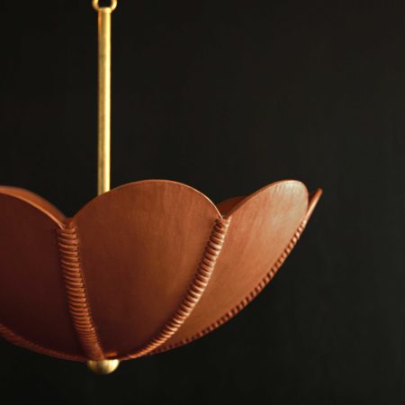 Capa pendant in almendra leather