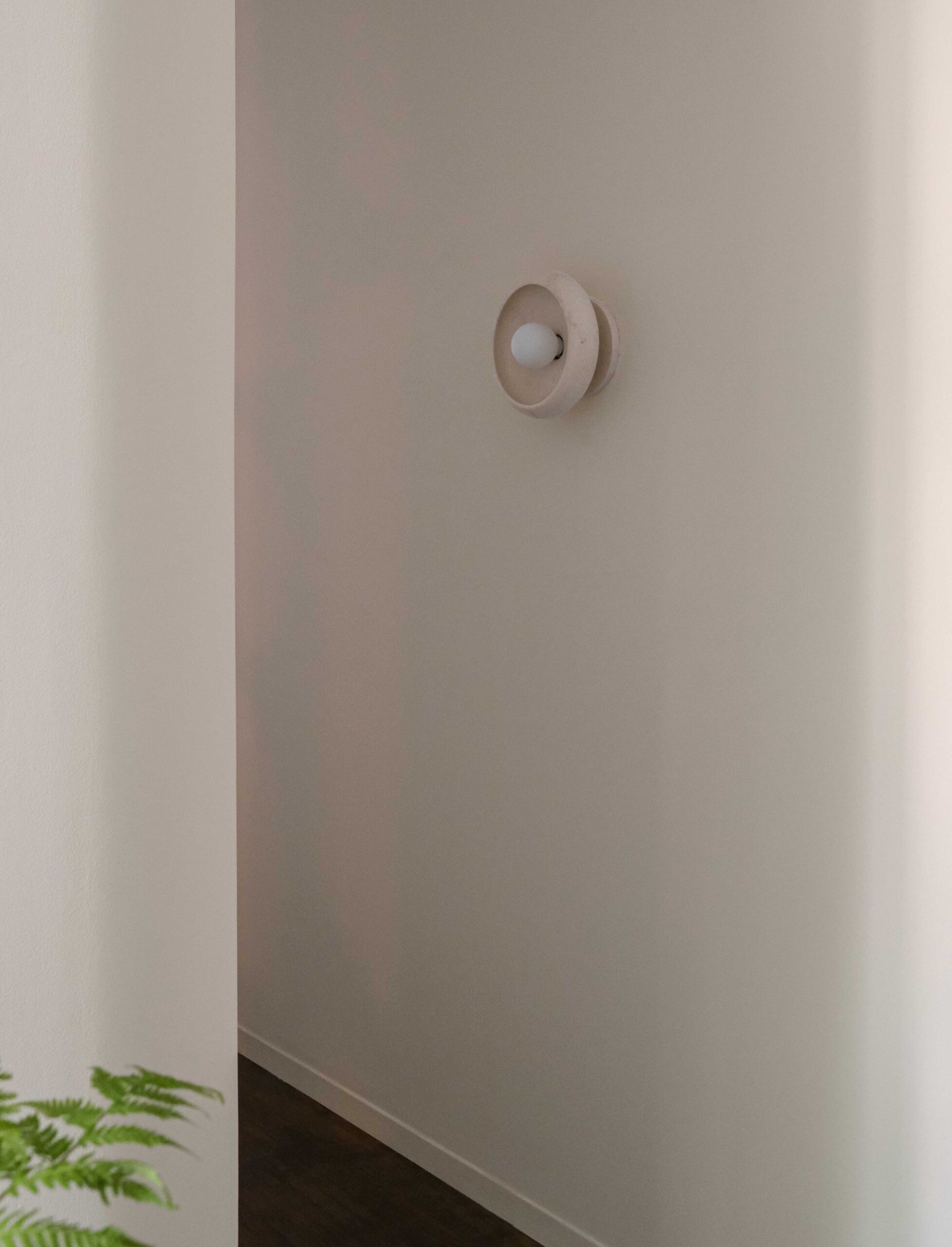 Piedra-Terre_Hallway_Piedra-Travertine-Sconce_c_warmer