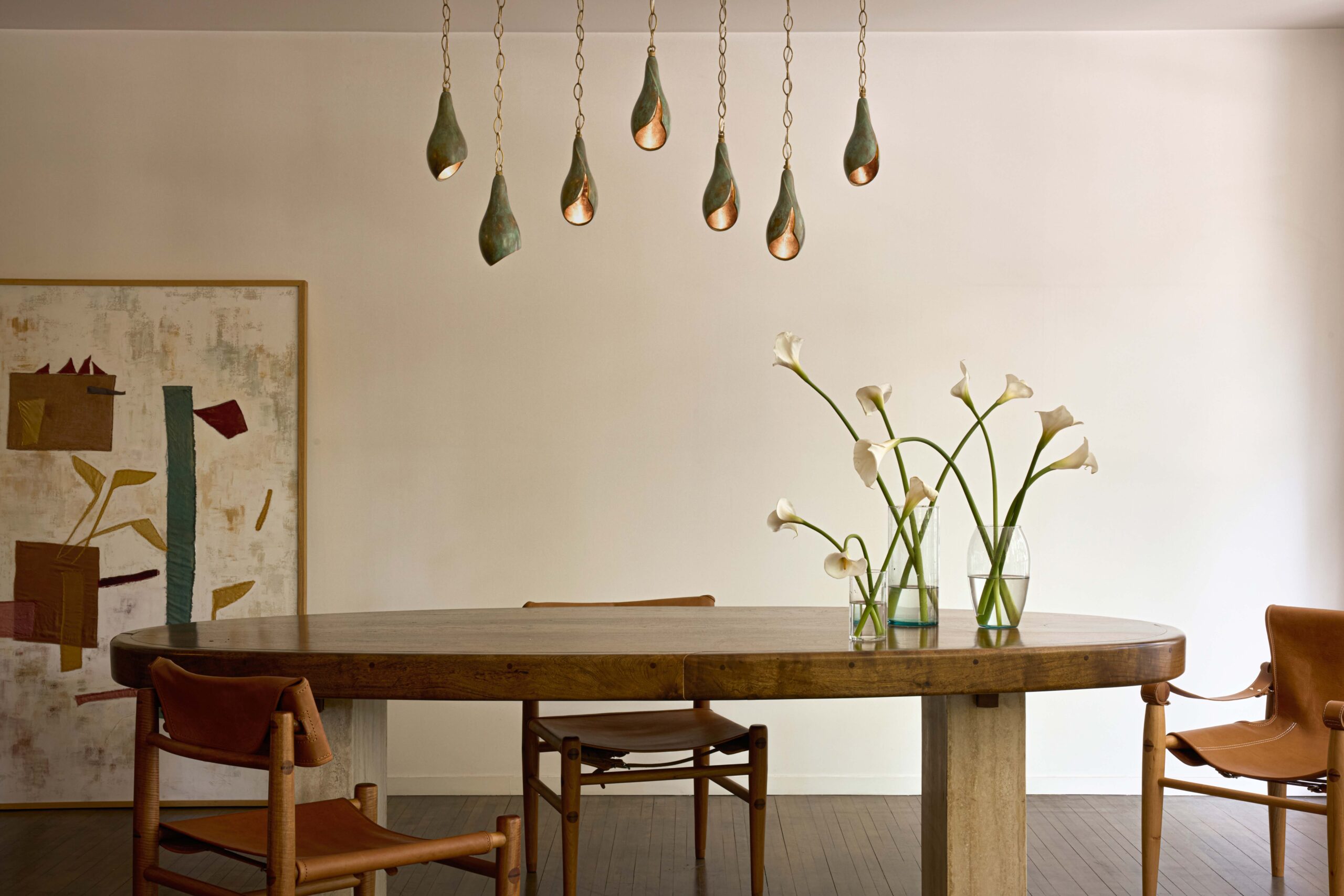 L'AvivaHome_Flor de Bronce_Lifestyle_Concept_PhotoByAlejandroRamirez_003 Lirio pendants clustered over a dining room table