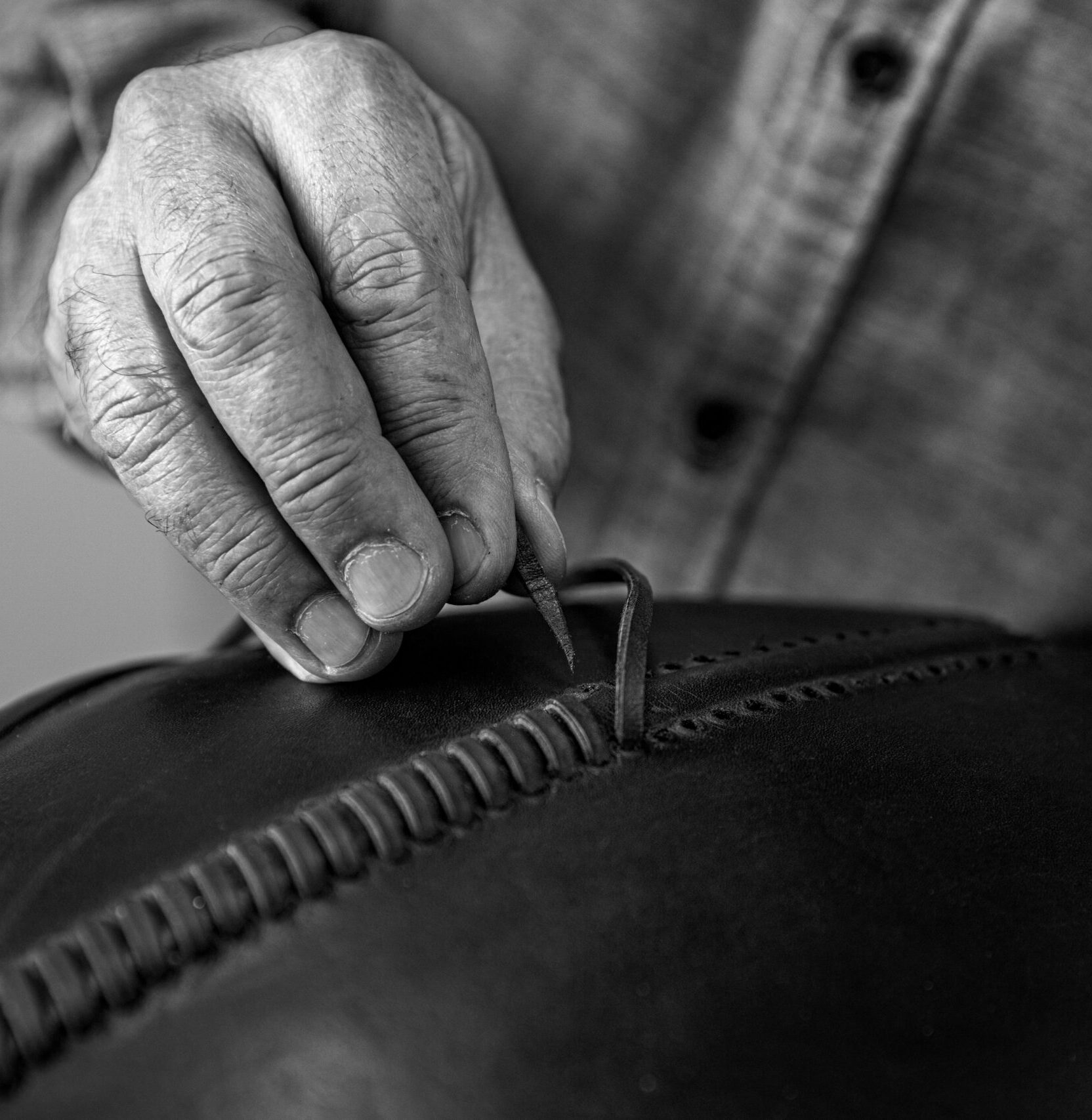 Talabartero-Saddle-Lamps_Workshop-with-Edgar_Photo-Credit-David-Amado-Pintor_98bw saddle lamp workshop