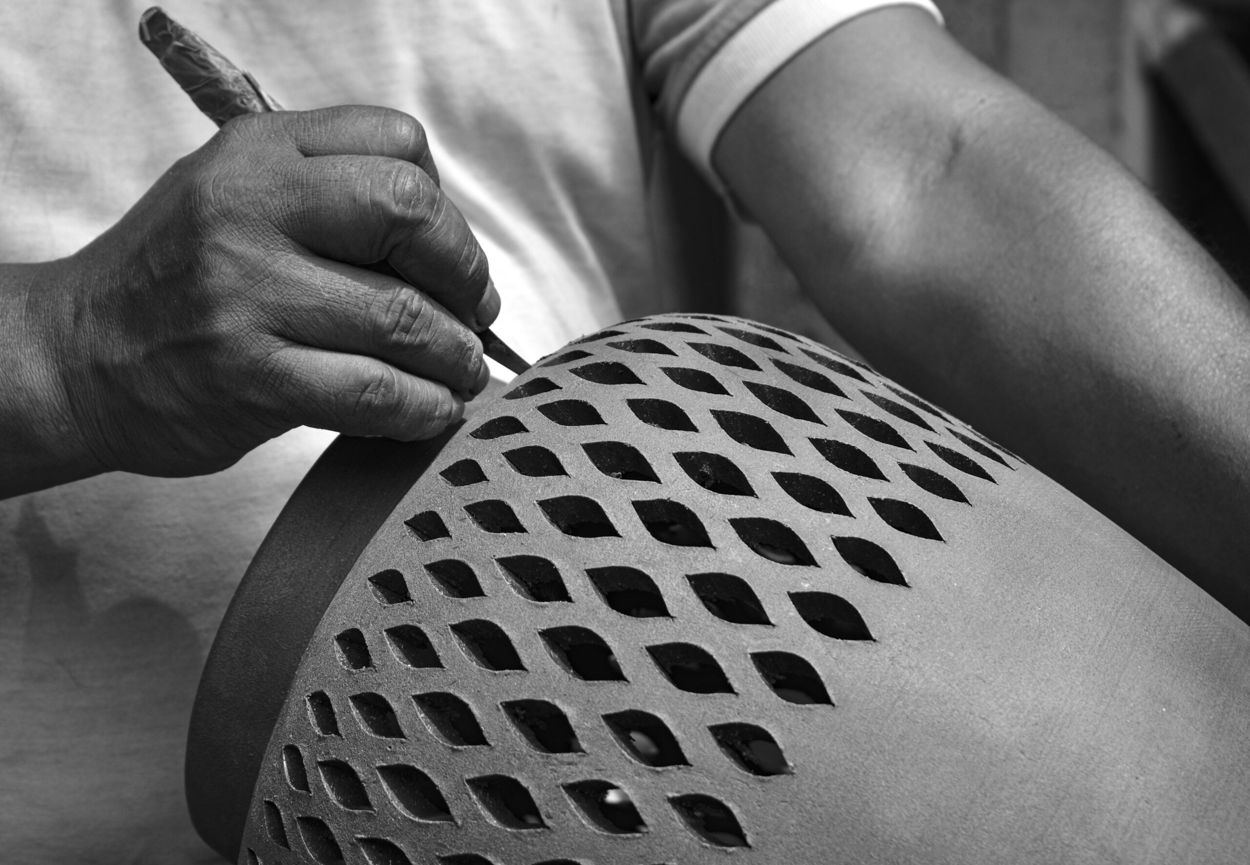 laviva home_Atzompa Lighting_Workshop BW_photo cred Ana Paula Fuentes_04 atzompa in the workshop