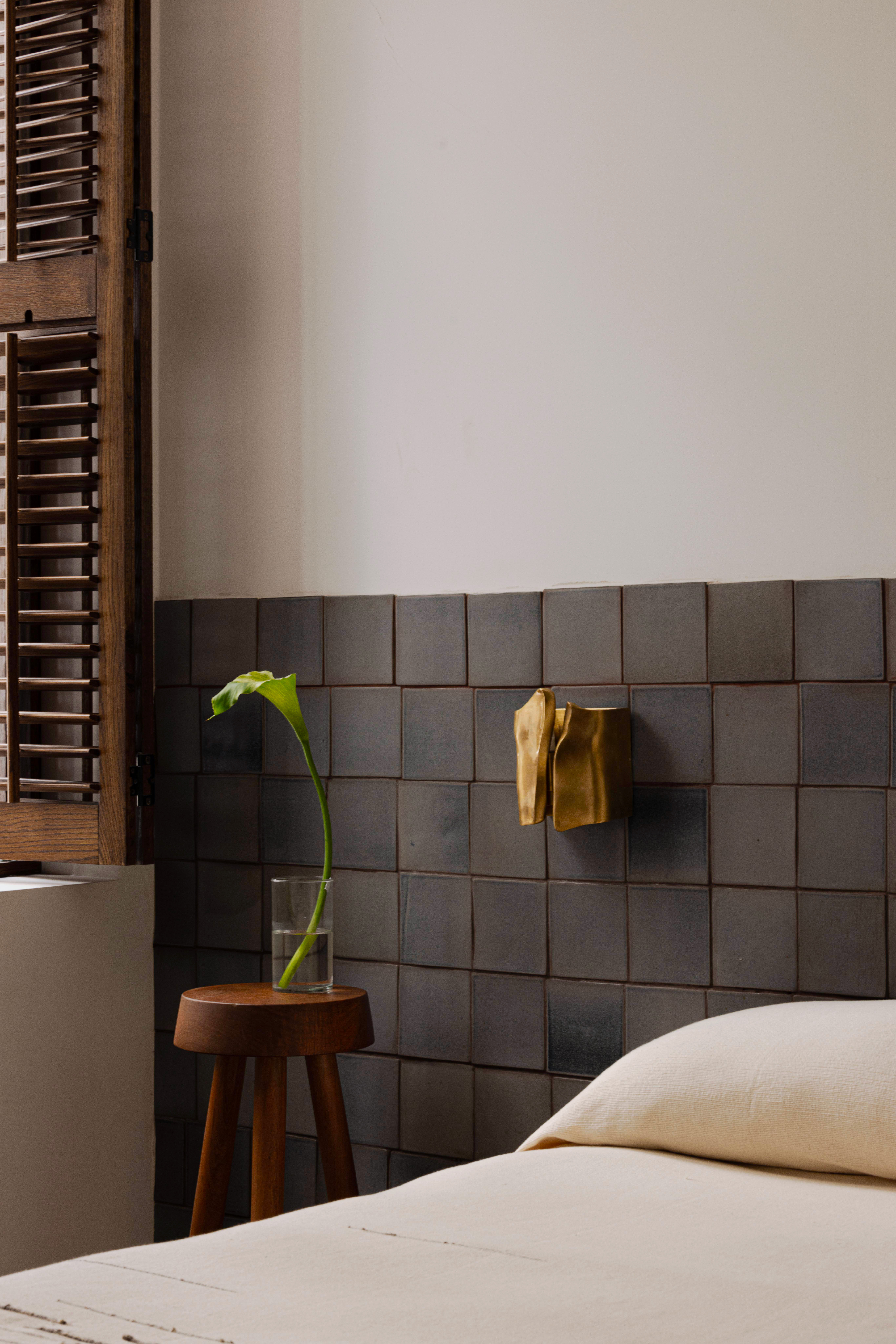 L'AvivaHome_Flor de Bronce_Lifestyle_Concept_PhotoByAlejandroRamirez_014_PRINT_V2 Capullo sconce in brasa finish